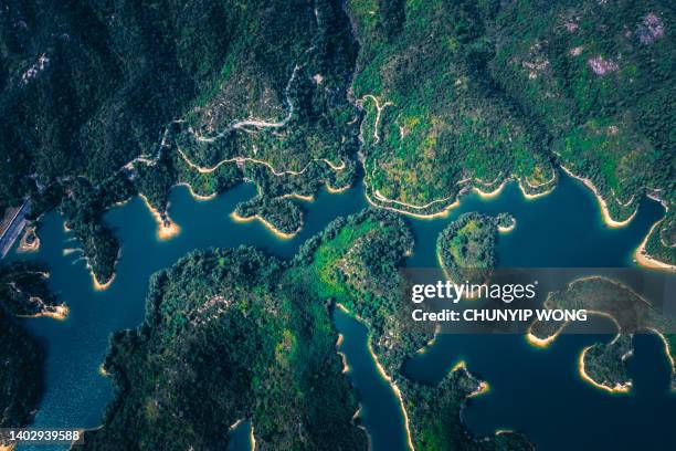vue aérienne du célèbre réservoir tai lam chung dans le paysage - eau douce photos et images de collection