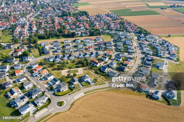 wohnsiedlung von oben - kleinstadt ansicht stock-fotos und bilder