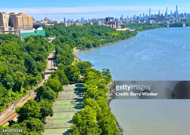 view from high up of the tennis courts in riverside park, ny - riverside park manhattan stock pictures, royalty-free photos & images