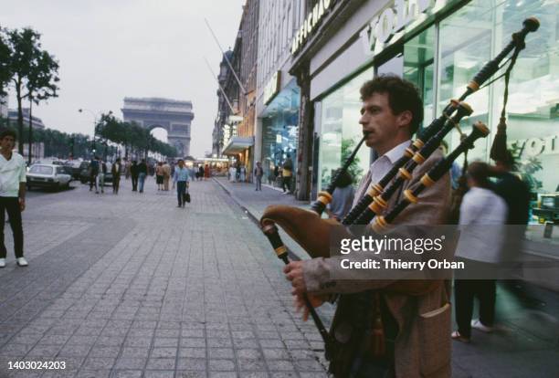 Les Français célèbrent la fête de la musique dans l’Avenue des Champs Elysées, Paris, 21 Juin 1983.