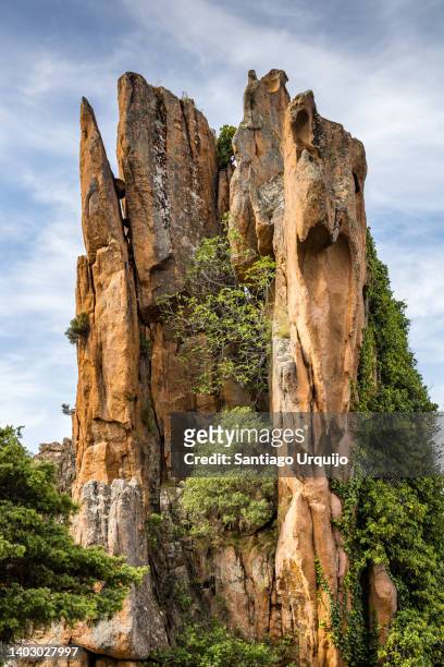 jagged red granite cliffs towering in calanques de piana - pináculo formação rochosa - fotografias e filmes do acervo