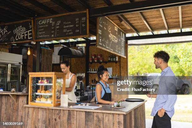client masculin commandant au café, propriété de femmes propriétaires - province de surat thani photos et images de collection