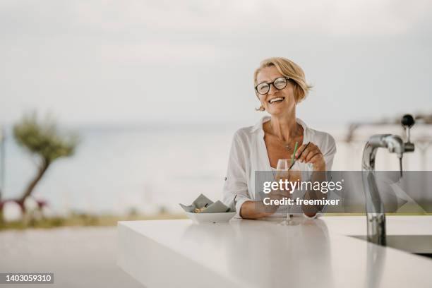 人生を楽しむ女性 - water glasses ストックフォトと画像