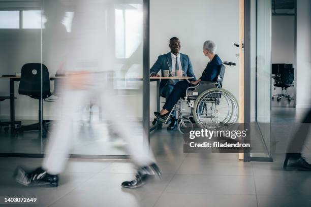 accès en fauteuil roulant au bureau - access photos et images de collection