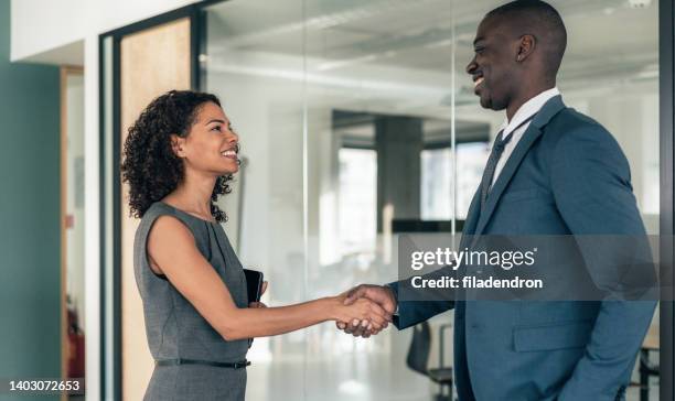 apretón de manos de negocios - reclutador fotograf�ías e imágenes de stock