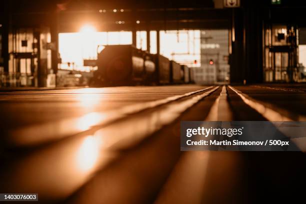 empty railroad station platform,breda,netherlands - bréda photos et images de collection