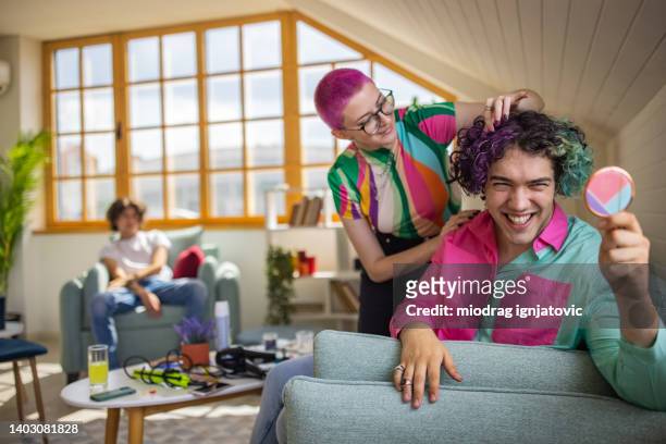 joven urbana con el pelo rosa rizado el pelo de su amigo masculino - male fashion fotografías e imágenes de stock