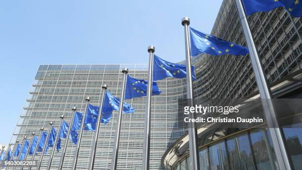 european union flags at berlaymont building - comisión europea fotografías e imágenes de stock