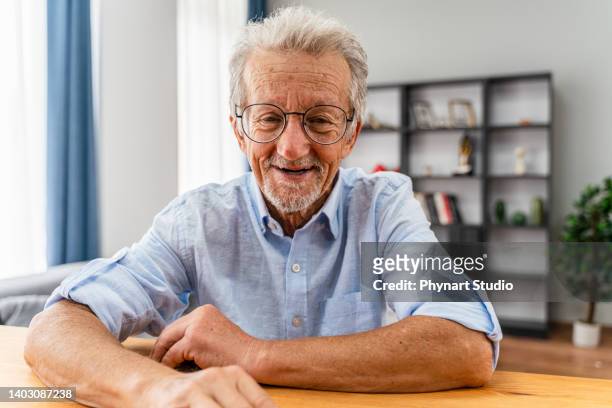 retrato de hombre senior mirando a la cámara - arab old man fotografías e imágenes de stock