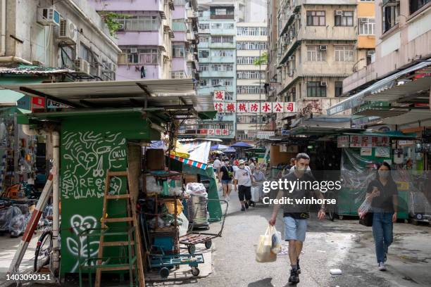 fife street in mong kok, kowloon, hong kong - mong kok imagens e fotografias de stock