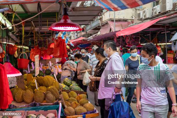 mercado de rua em mong kok, kowloon, hong kong - durian - fotografias e filmes do acervo