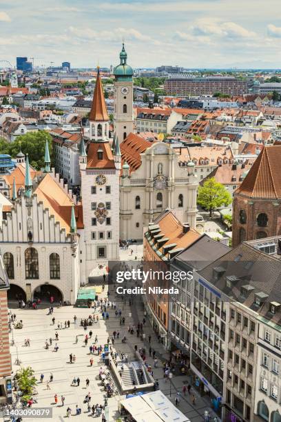 munich - cityscape with famous old town hall on the central square marienplatz - marienplatz stockfoto's en -beelden