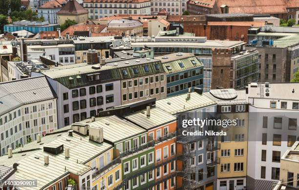 paisaje urbano de múnich con edificios de apartamentos - catedral de múnich fotografías e imágenes de stock