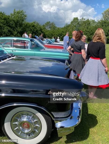 people gathering at classic cadillac veteran cars - middelgrote groep mensen stockfoto's en -beelden