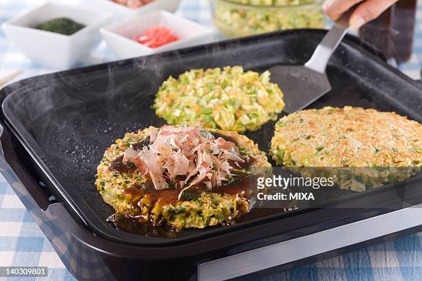okonomiyaki on hot plate - okonomiyaki 個照片及圖片檔