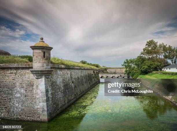 unesco vauban’s fortifications at saint-vaast-la-hougue, normandy in france - moat 個照片及圖片檔