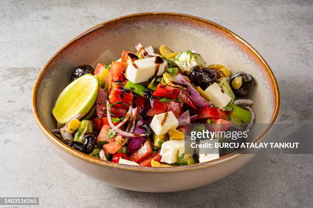 greek salad - griechischer salat stock-fotos und bilder