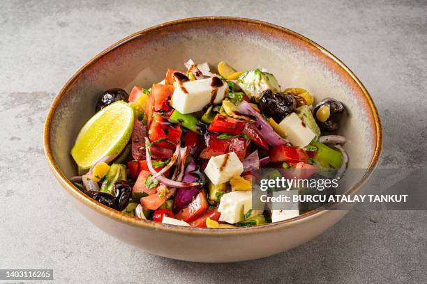 greek salad - olive noire photos et images de collection