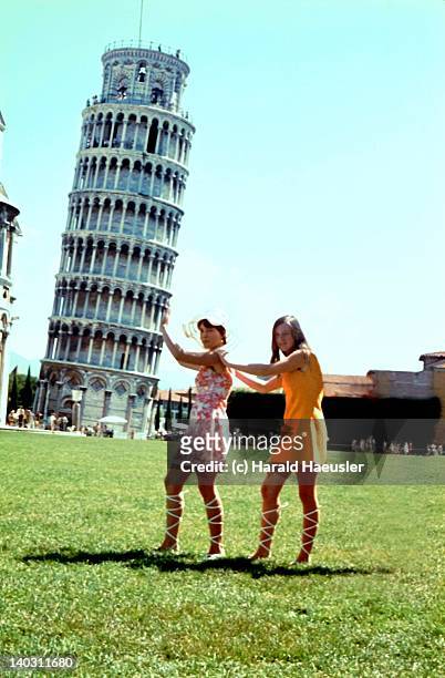 leaning tower of pisa - 2 teen girls in mini dress - pisa tower stock pictures, royalty-free photos & images