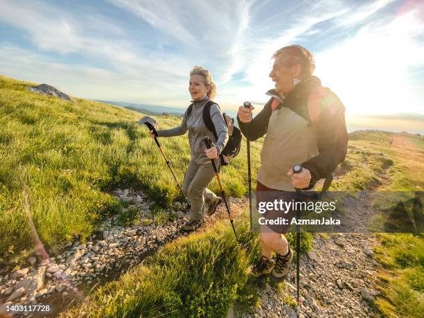 zwei senioren wandern und gehen abseits der ausgetretenen pfade - walker stock-fotos und bilder