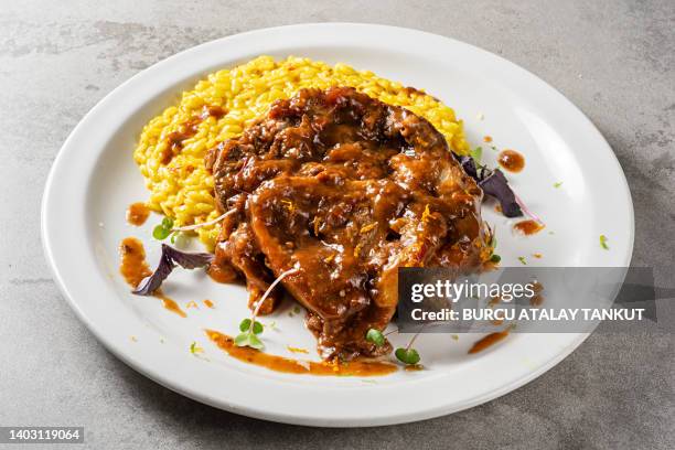 osso buco alla milanese - milanese stockfoto's en -beelden