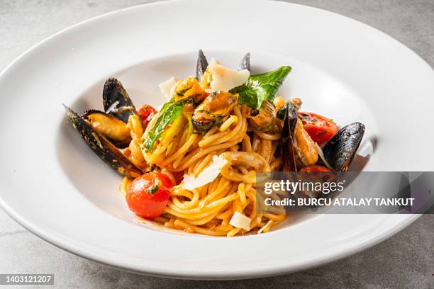 seafood spaghetti - spaghetti foto e immagini stock