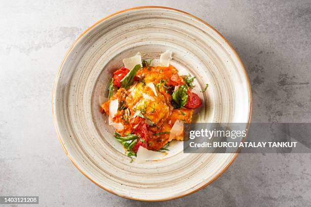 ravioli with tomato sauce - ravioli fotografías e imágenes de stock