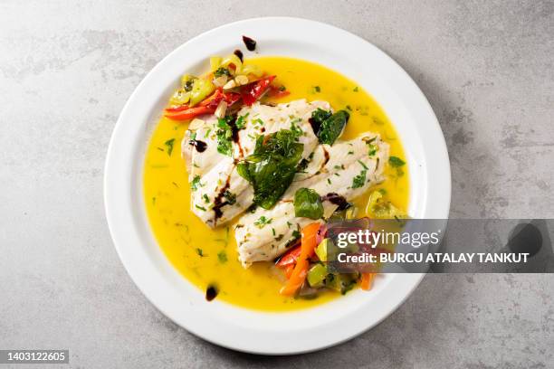 mediterrenean sea bass stew - lubina fotografías e imágenes de stock