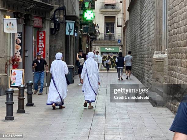 walking nuns in the city - non urban scene stockfoto's en -beelden