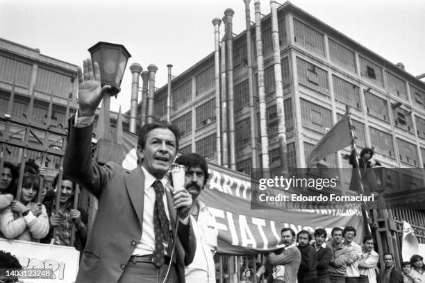 Enrico Berlinguer, General Secretary of the Italian Communist Party , talk to the workers in front of the FIAT. September 25, 1980.
