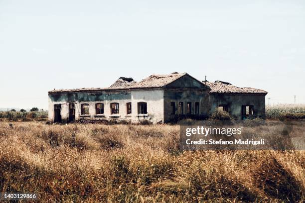 abandoned farmhouse in rural area - creepy shack stock pictures, royalty-free photos & images