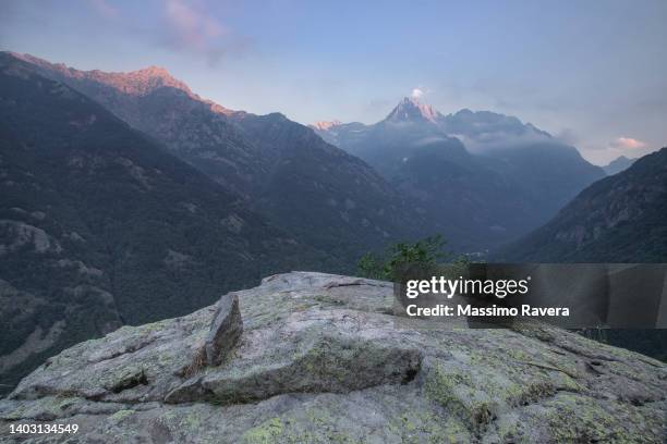 mountainscape at sunset - alpes marítimos fotografías e imágenes de stock