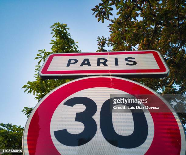 prohibited to more than 30 by the urban area of paris - numero 30 foto e immagini stock
