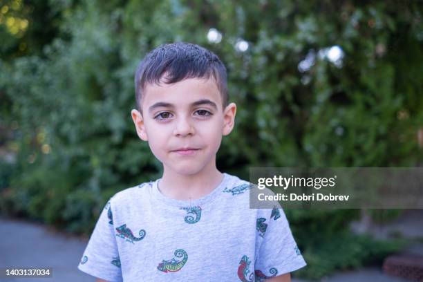 boy looking at camera - bruine ogen stockfoto's en -beelden