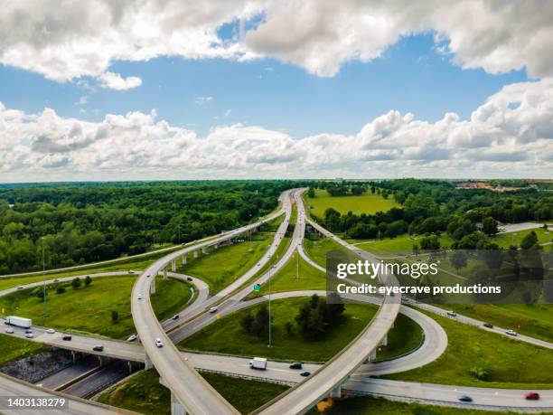 vue aérienne de trafic de viaduc de survol dans la série de photos de transport routier du midwest des etats-unis - springfield missouri photos et images de collection