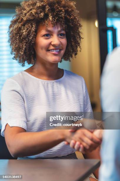 geschäftsmann und -frau schütteln sich im büro die hände. - handshaking in a bank stock-fotos und bilder