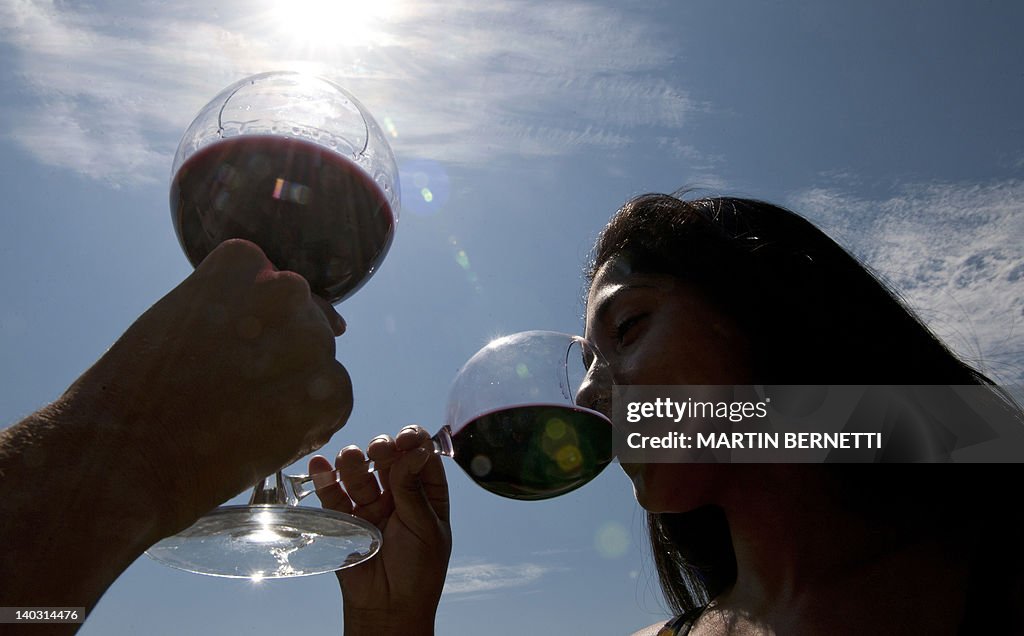 Tourists taste Meteorito wine at Tremont