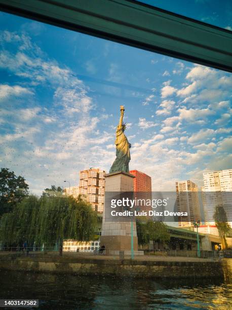 photograph the  statue of liberty with a smartphone. - paris island stock pictures, royalty-free photos & images