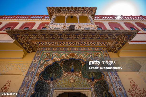 city palace in jaipur, india - jaypour photos et images de collection