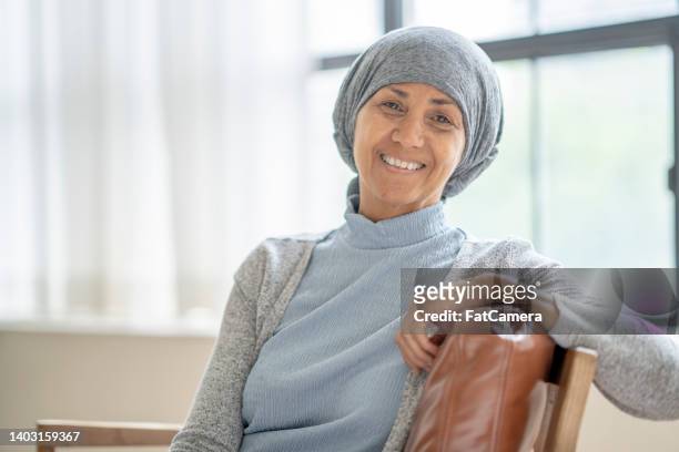 ritratto di una donna che combatte il cancro - asian male smiling foto e immagini stock