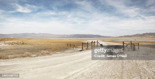 dirt road in desert landscape and distant mountains - alabama hills stock-fotos und bilder