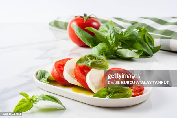 caprese salad - caprese imagens e fotografias de stock