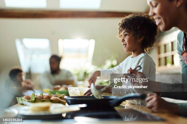 making pancakes in the kitchen! - mother and child snacking stockfoto's en -beelden