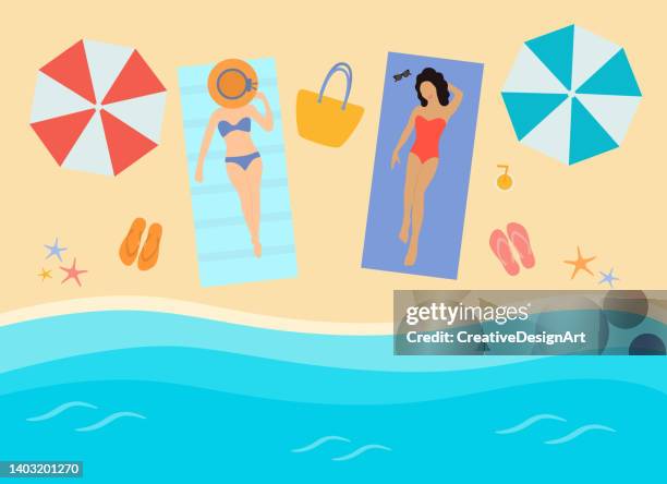 sommerurlaubskonzept mit top-blick auf den strand. junge frauen sonnenbaden und entspannen. - women tanning beach drink stock-grafiken, -clipart, -cartoons und -symbole