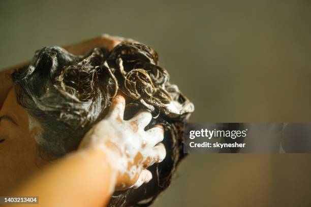 gros plan d’une femme se lavant les cheveux. - se laver les cheveux photos et images de collection