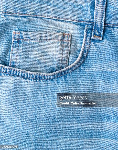 jeans textile pocket close up. detail of jeans pants. - back pocket photos et images de collection