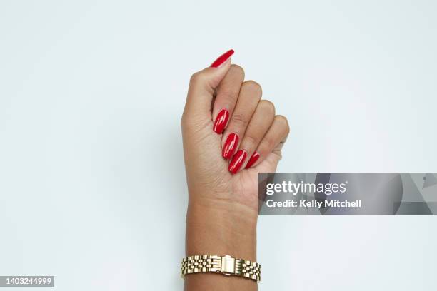 black woman manicured hand with red nail polish on white background - black nail polish 個照片及圖片檔