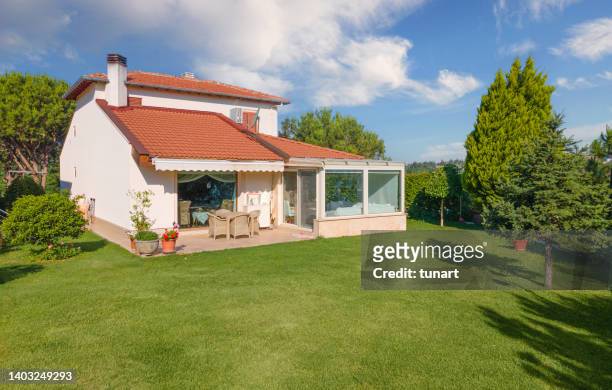 house in a garden - siertuin stockfoto's en -beelden