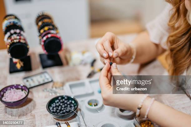 making jewelry with beads - making jewelry stockfoto's en -beelden