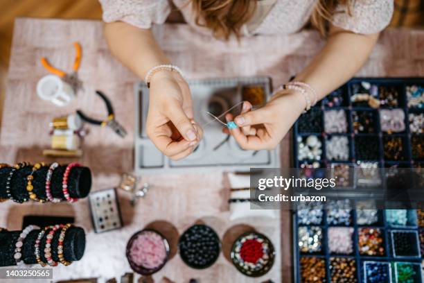 making jewelry with beads - zelfgemaakt stockfoto's en -beelden